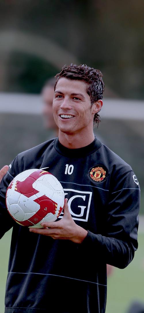 主队主场气氛爆棚 带来胜利关键（主场氛围爆棚 成为胜利关键）