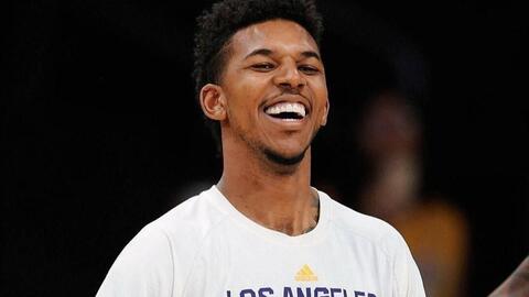 拉菲尼亚安慰弗里克？记者：输切尔西后弗里克感到精疲力竭（记者称：负于切尔西后弗里克疲惫不堪，拉菲尼亚上前安慰）