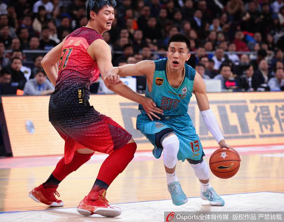 法尔克：曼联和纽卡曾有意沃尔特马德，但他目前不想离开德甲（德媒法尔克：曼联与纽卡曾追求沃尔特马德，球员暂不打算离开德甲）