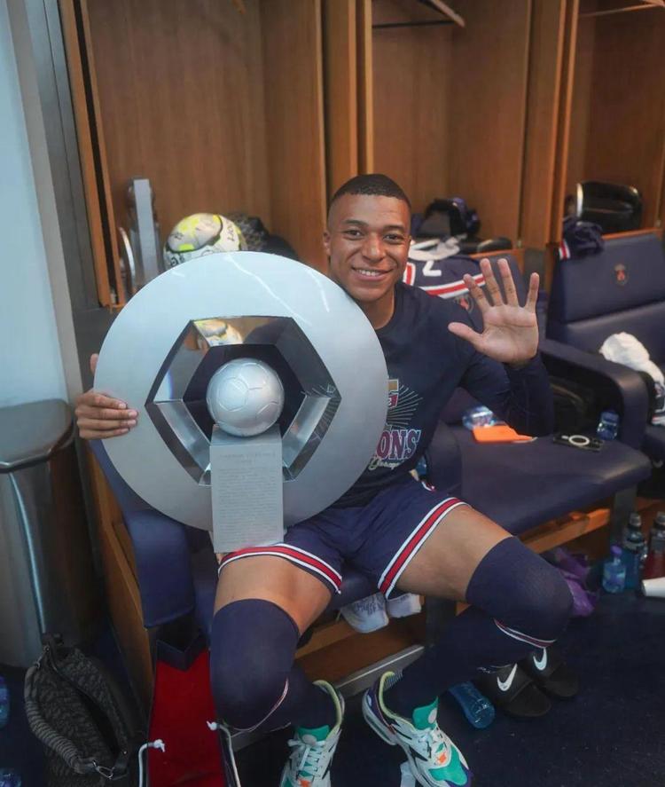 记录报：中国与日本的俱乐部关注葡超中场林肯；身价350万欧（记录报：中日俱乐部有意葡超中场林肯，身价约350万欧元）