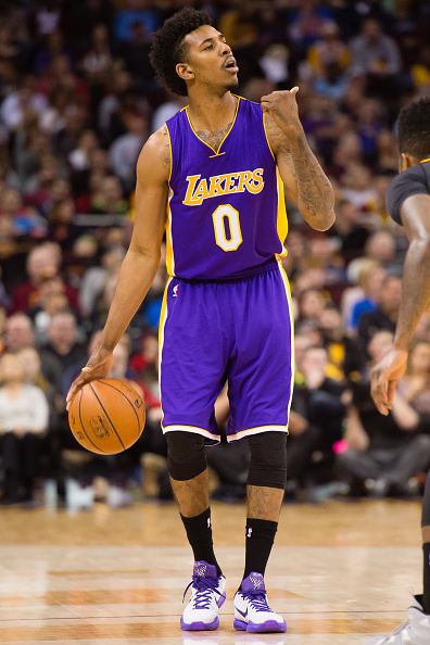 接锅球！进攻时间耗尽&险些失误 谢泼德接亚当斯传球压哨三分命中（进攻读秒险些酿失误，谢泼德接亚当斯妙传压哨三分命中）