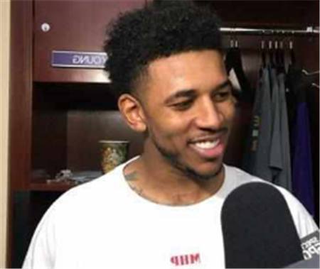 名记：雄鹿正在尽一切努力说服字母哥留队并瞄准多名球星引援（名记：雄鹿全力挽留字母哥，瞄准多位大牌球星补强）